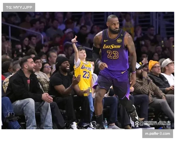 詹姆斯单核带队展现关键球能力客场力克开拓者